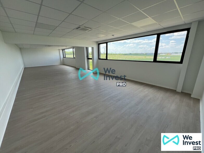 Flex in Cormontreuil for lease - Interior Photo - Image 3 of 6