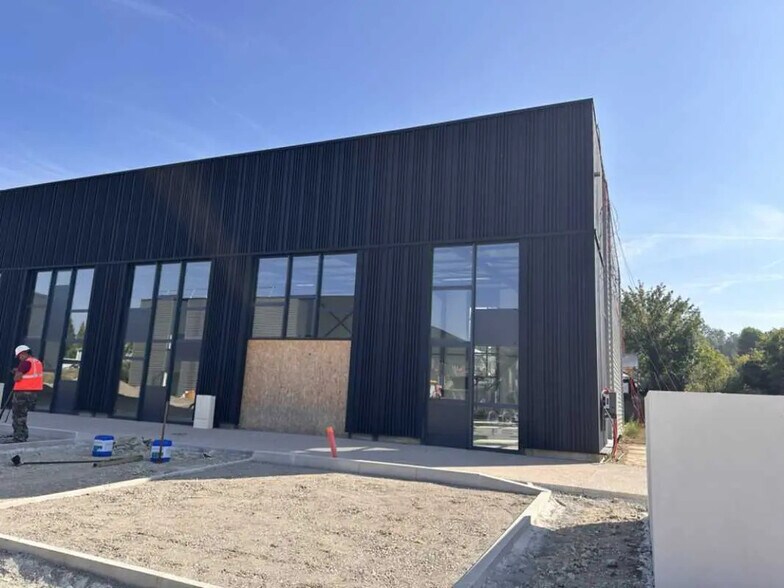 Flex in Trévoux for lease - Building Photo - Image 2 of 6