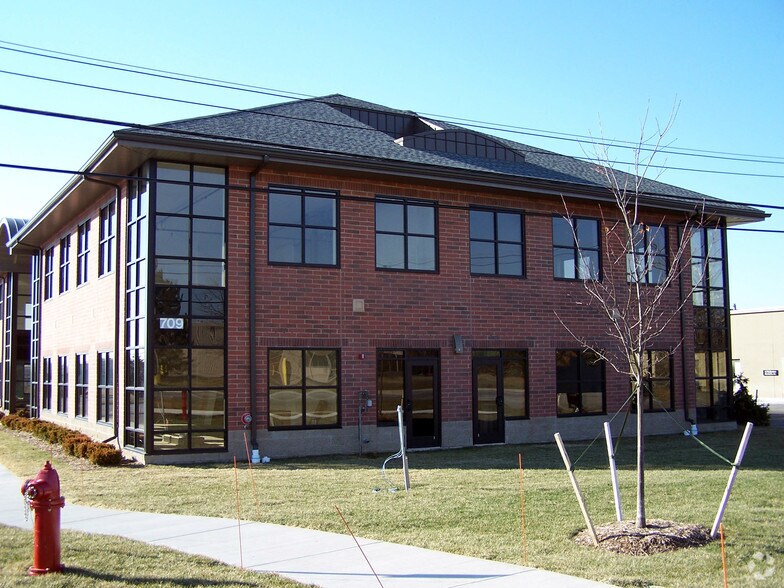 709 W Ellsworth Rd, Ann Arbor, MI à louer - Photo du bâtiment - Image 2 de 7