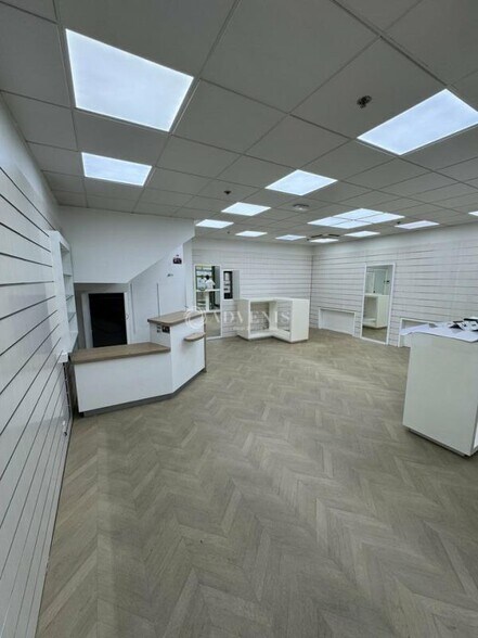 Retail in Juvignac for lease - Interior Photo - Image 1 of 5