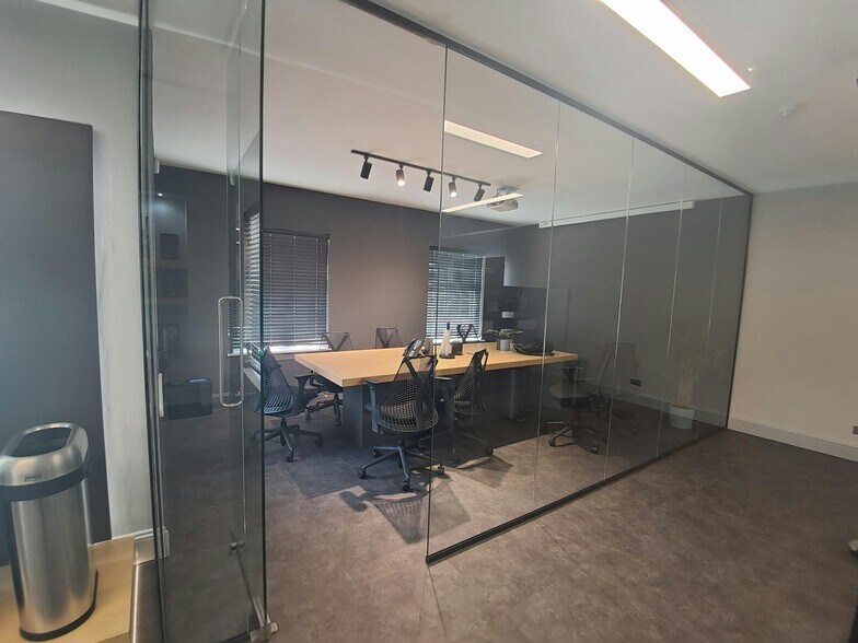 High St, Goring à louer - Photo du bâtiment - Image 2 de 3