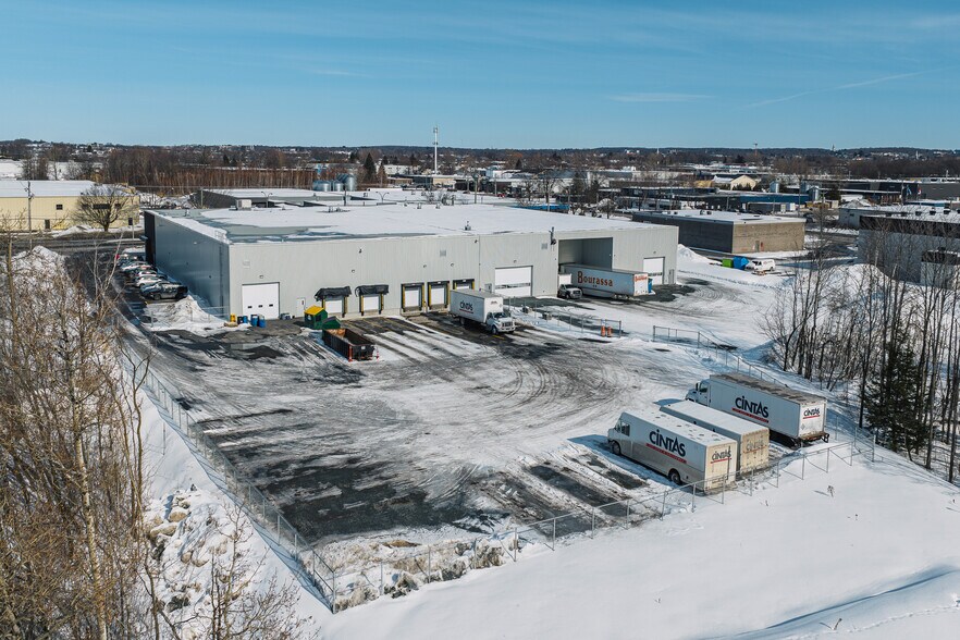 816-818 Boul Industriel, Granby, QC à louer - Photo du bâtiment - Image 2 de 7