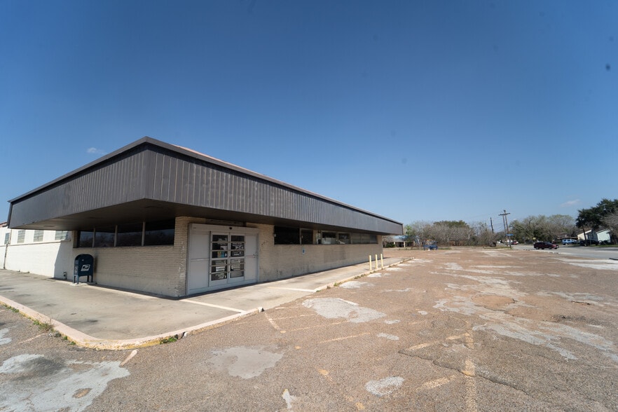 1302 E Crestwood Dr, Victoria, TX for sale - Building Photo - Image 1 of 7