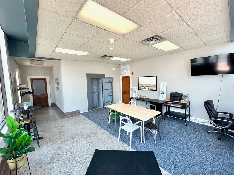 201 W Main St, Plainfield, IN à louer - Photo du bâtiment - Image 2 de 9