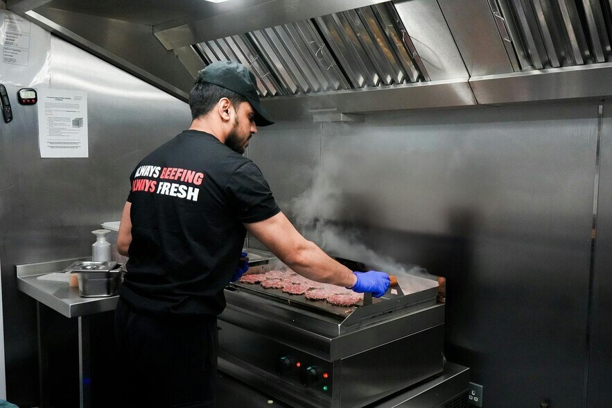 110-118 Markfield Rd, Londres à louer - Photo du bâtiment - Image 3 de 5