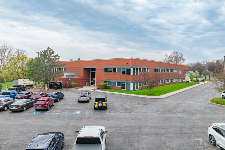 225 Greenfield Pky, Liverpool, NY à louer - Photo du bâtiment - Image 3 de 7