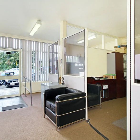 53 Stanley Ave, Mount Waverley for sale - Interior Photo - Image 2 of 5