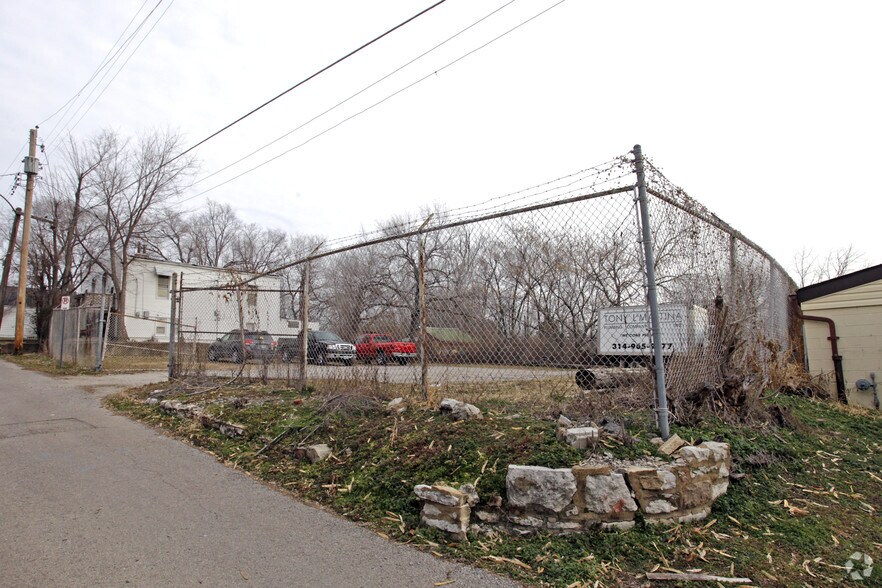 1336 Hughes Pl, Saint Louis, MO for sale - Building Photo - Image 2 of 2