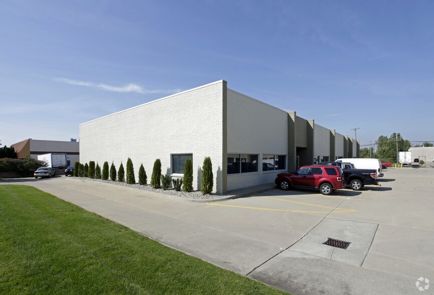22669-22687 Morelli Dr, Clinton Township, MI for lease - Primary Photo - Image 1 of 12