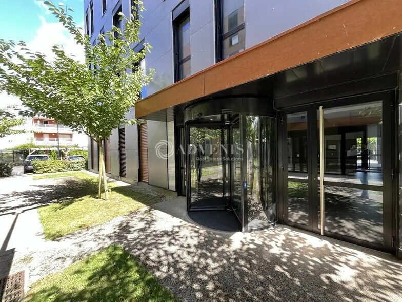 Office in Lieusaint for lease - Building Photo - Image 3 of 5