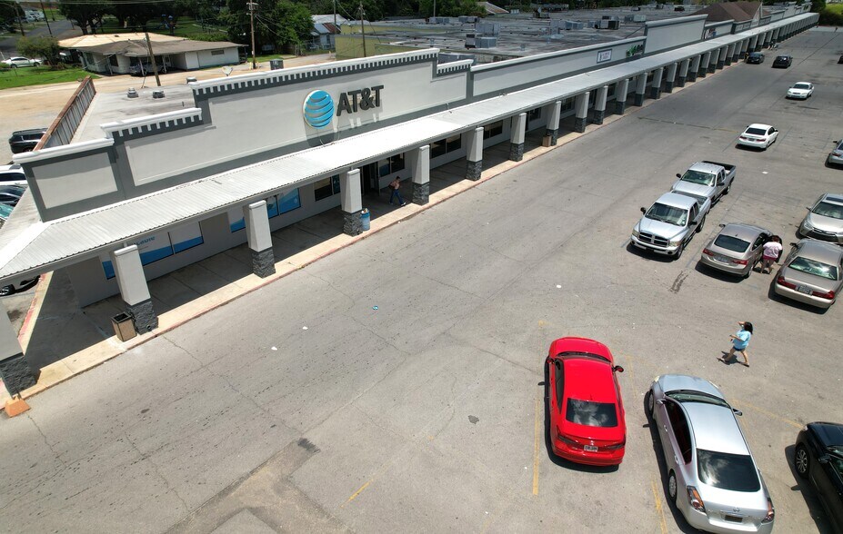 627 E Admiral Doyle Dr, New Iberia, LA à louer - Photo du bâtiment - Image 2 de 4