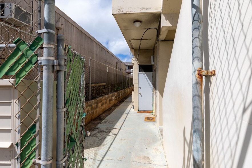 3427 Waialae Ave, Honolulu, HI for lease - Building Photo - Image 3 of 7