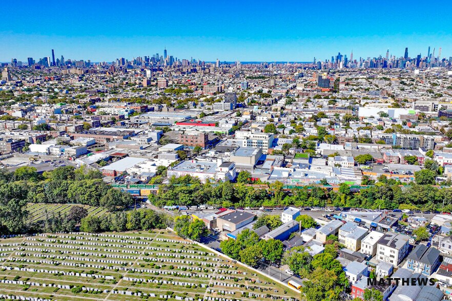 57-25 Cooper Ave, Glendale, NY à vendre - Photo du bâtiment - Image 2 de 3