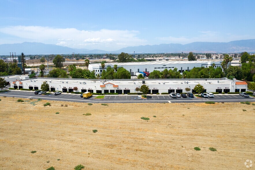 671 E Cooley Dr, Colton, CA à louer - Photo du bâtiment - Image 3 de 9