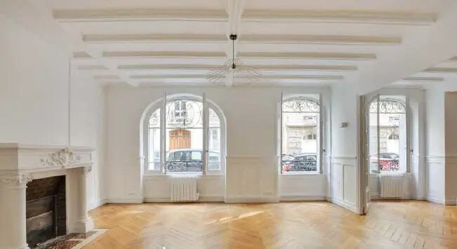 Flex in Paris for lease Interior Photo- Image 1 of 12