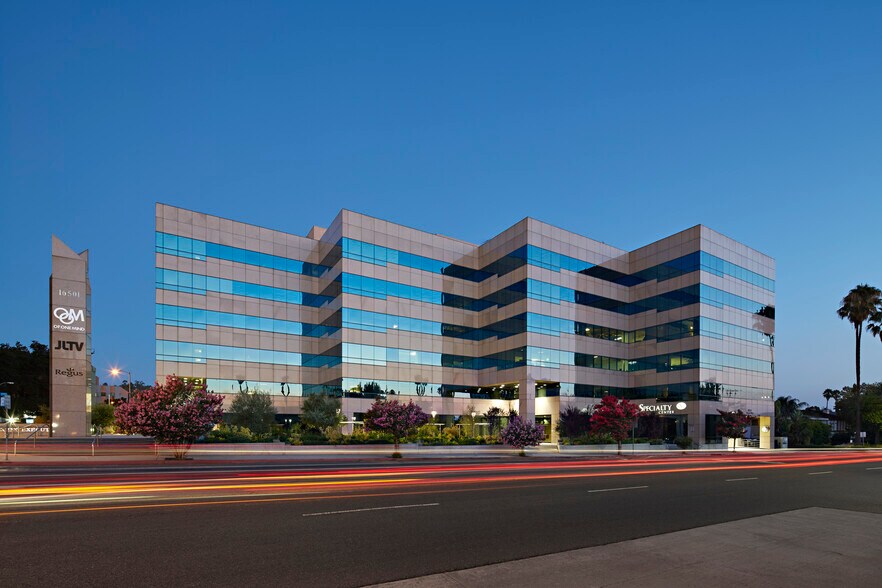 16501 Ventura Blvd, Encino, CA à louer - Photo du bâtiment - Image 3 de 15