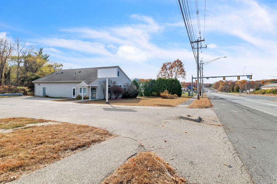 1361 Memorial Dr, Chicopee, MA for lease - Building Photo - Image 2 of 21