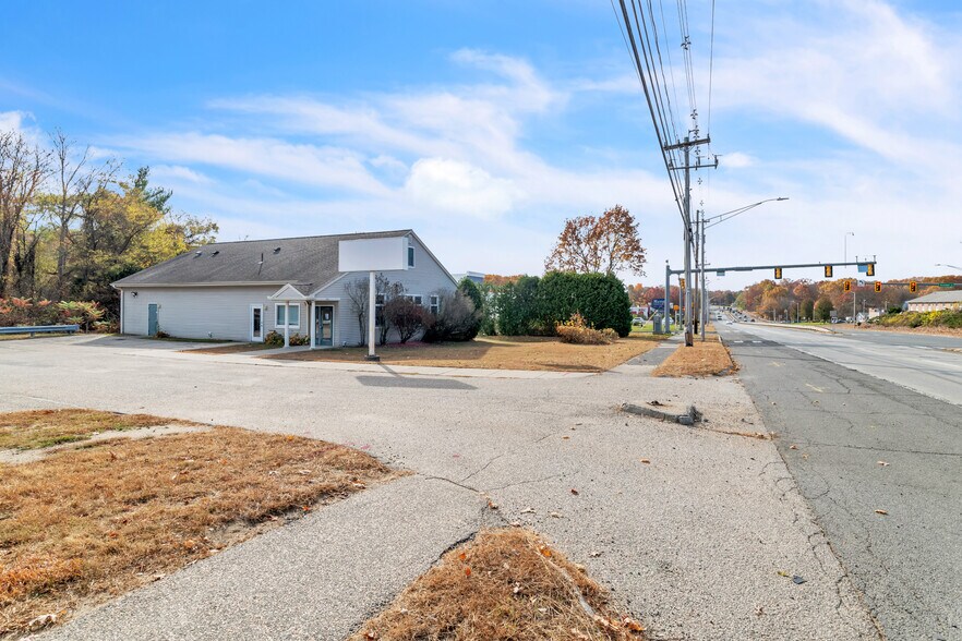 1361 Memorial Dr, Chicopee, MA à louer - Photo du bâtiment - Image 2 de 21