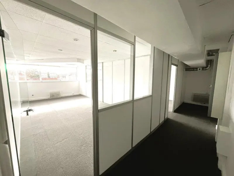 Office in Corbeil-Essonnes for lease Interior Photo- Image 1 of 5