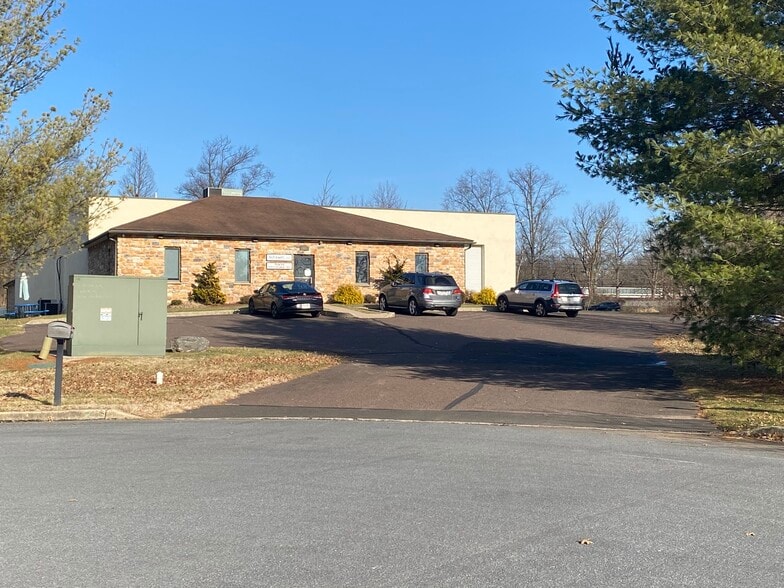 398-426 Industrial Dr, North Wales, PA for lease - Primary Photo - Image 2 of 30