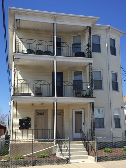 207-209 Cross St, Central Falls, RI à vendre - Photo du bâtiment - Image 2 de 2