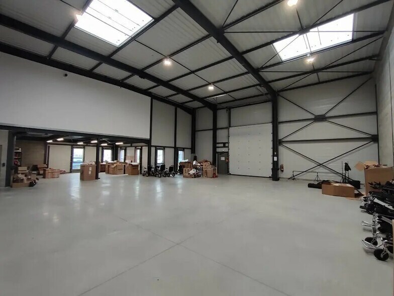 Flex in Chassieu for lease - Interior Photo - Image 2 of 8