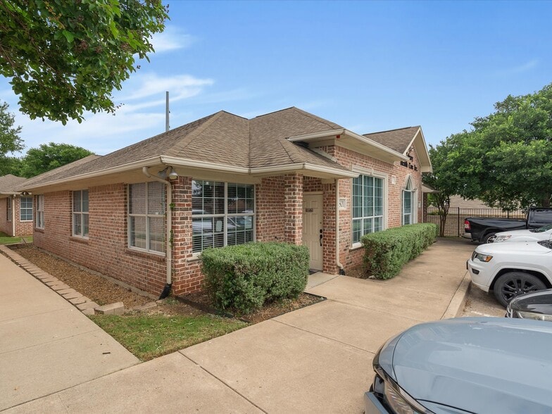 2840 Keller Springs Rd, Carrollton, TX for sale - Primary Photo - Image 1 of 20