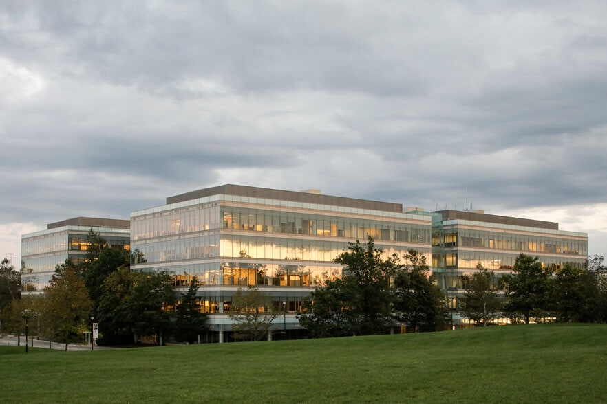 20 Arena Way, East Hanover, NJ for lease - Building Photo - Image 1 of 4