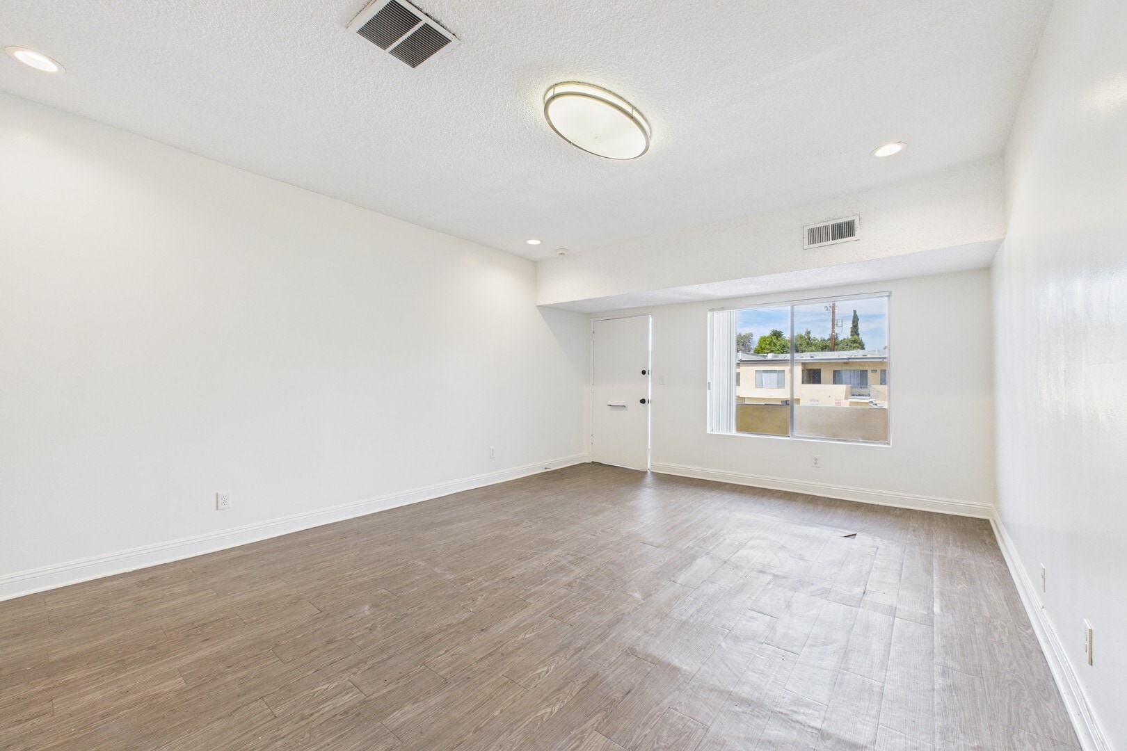 13615 Victory Blvd, Van Nuys, CA for lease Interior Photo- Image 1 of 2