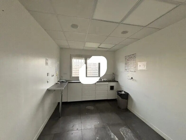 Office in Grigny for lease - Interior Photo - Image 3 of 9