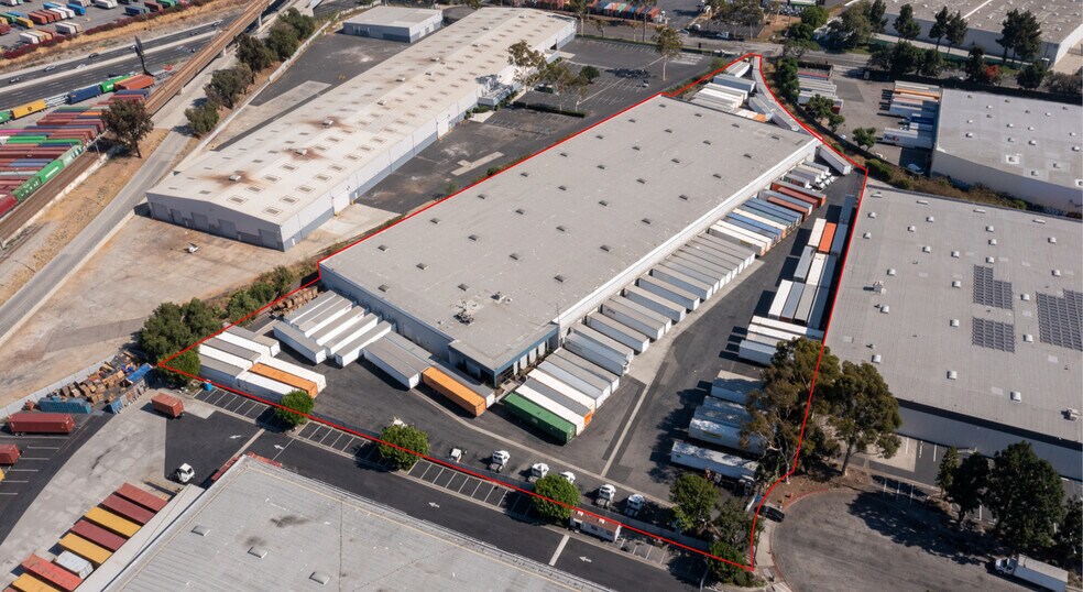 2888 E El Presidio St, Carson, CA à louer - Photo du bâtiment - Image 1 de 6