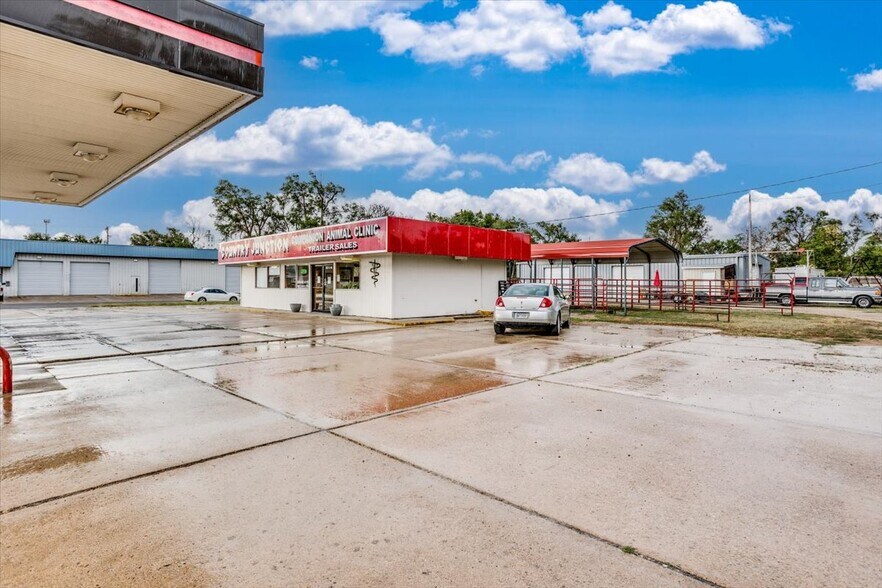 2021 E 4, Hutchinson, KS à vendre - Photo du bâtiment - Image 1 de 8