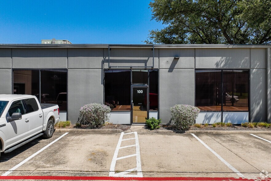 1911 Old Denton Rd, Carrollton, TX à louer - Photo du bâtiment - Image 3 de 20