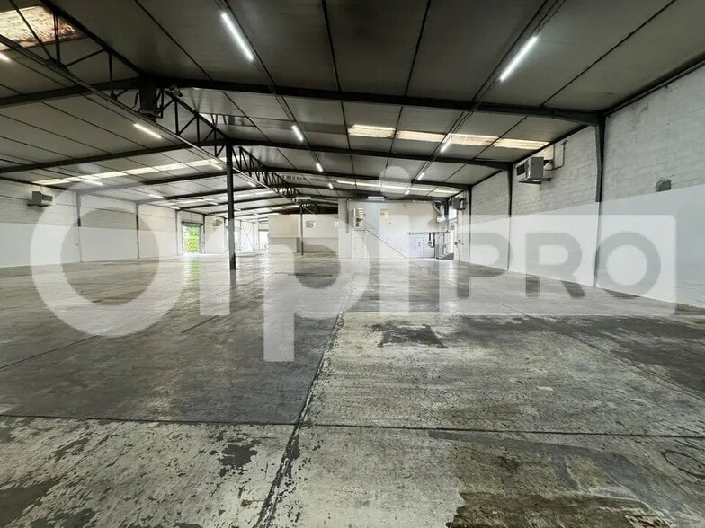 Office in Morangis for lease - Building Photo - Image 2 of 12