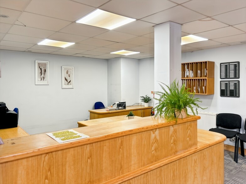 1 Edison Rd, Aylesbury for lease - Interior Photo - Image 2 of 10