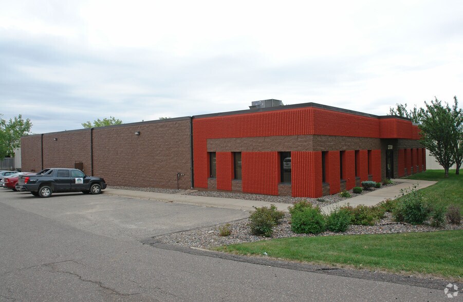 2730 N Niagara Ln, Plymouth, MN à louer - Photo du bâtiment - Image 2 de 7