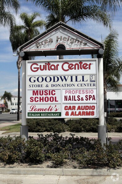 612 S Brea Blvd, Brea, CA à louer - Photo du bâtiment - Image 3 de 8