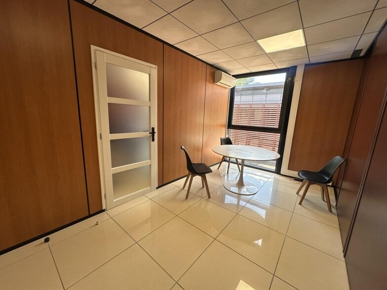 1 Rond-Point De La Résistance, Saint-Jean for lease - Interior Photo - Image 3 of 4