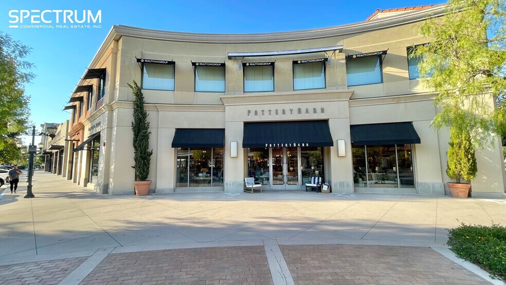 24251 Town Center Dr, Valencia, CA à louer - Photo du bâtiment - Image 2 de 17