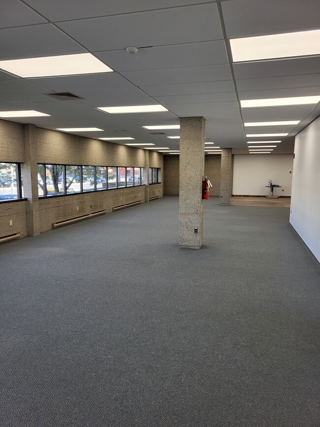 Plus de détails pour 701 Boul Lauré, Sept-iles, QC - Bureau à louer