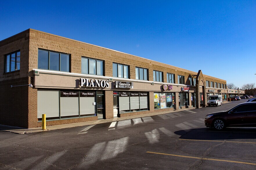 559-617 N York St, Elmhurst, IL à louer - Photo du bâtiment - Image 2 de 19