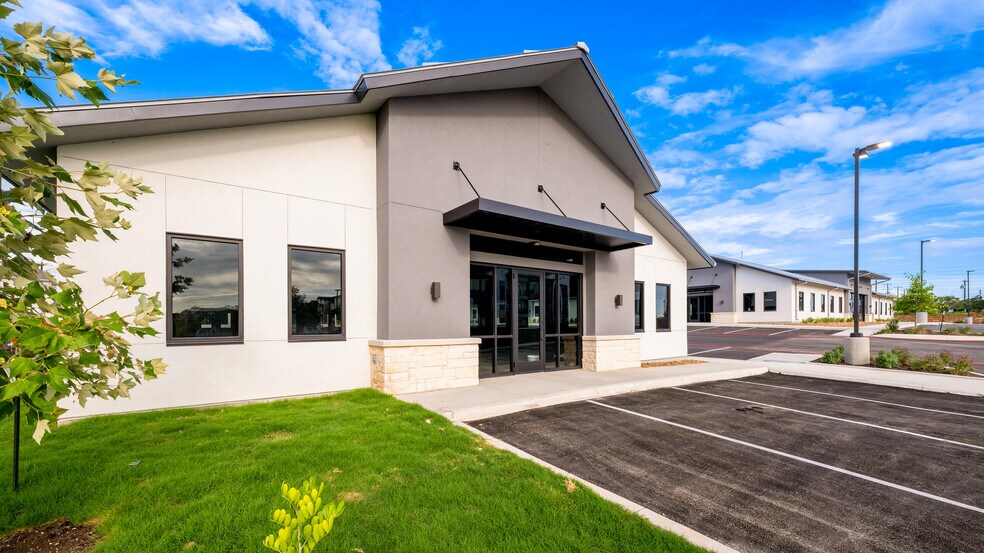211 Crossing Ave, San Antonio, TX à vendre - Photo du bâtiment - Image 3 de 76