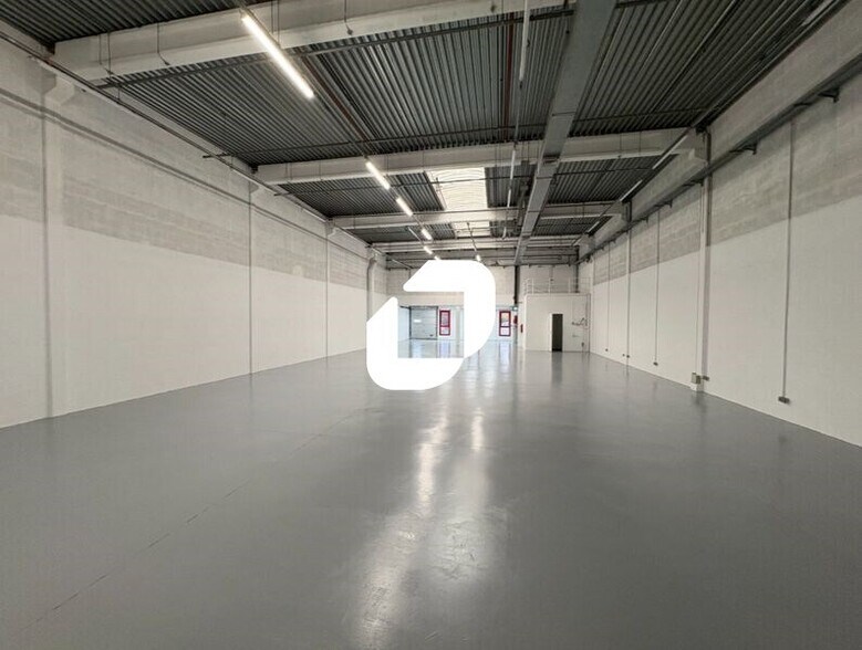 Flex in Éragny for lease - Interior Photo - Image 1 of 11