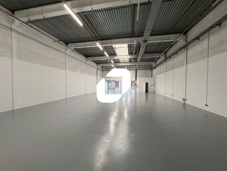 Flex in Éragny for lease Interior Photo- Image 1 of 12