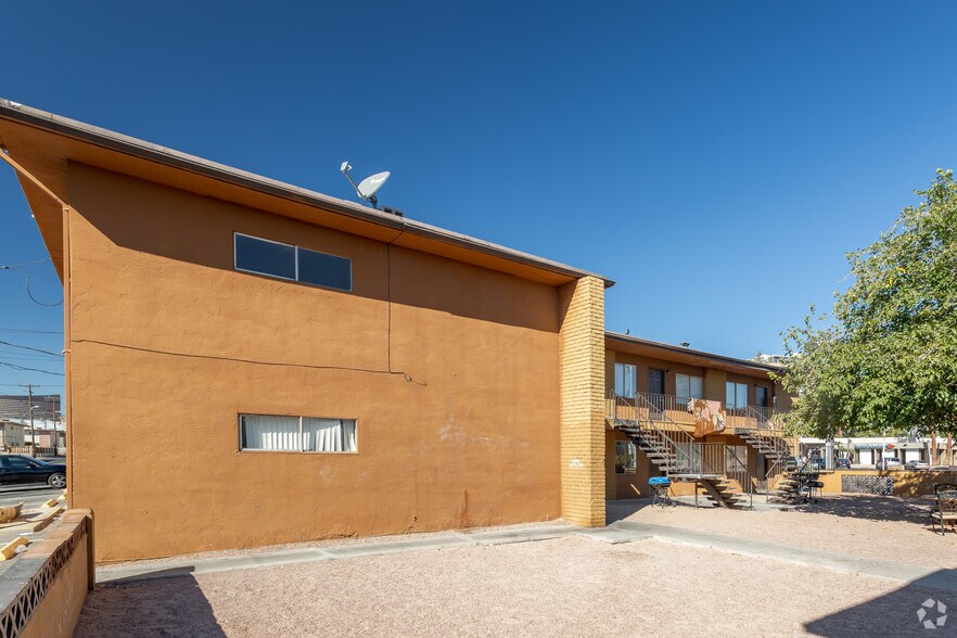 1075 E Desert Inn Rd, Las Vegas, NV à vendre - Photo du bâtiment - Image 3 de 10