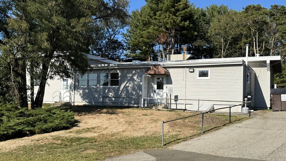28 Woodmont Rd, Milford, CT à louer - Photo du bâtiment - Image 2 de 2