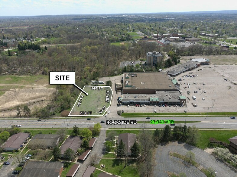 22807 Rockside Rd, Bedford, OH à vendre - Photo du bâtiment - Image 2 de 2