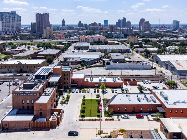1305 E Houston St, San Antonio, TX à louer - Photo du bâtiment - Image 3 de 4