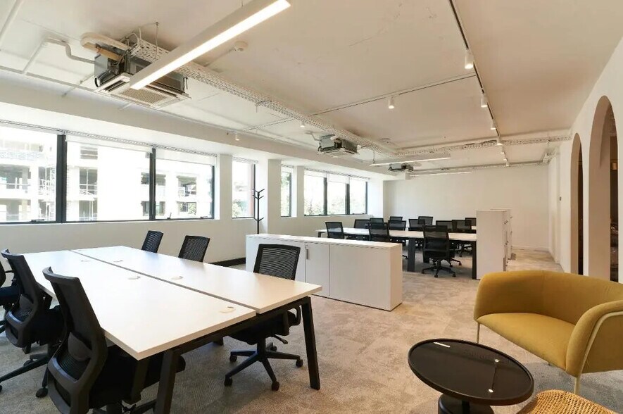 Office in Levallois-Perret for lease - Interior Photo - Image 2 of 7