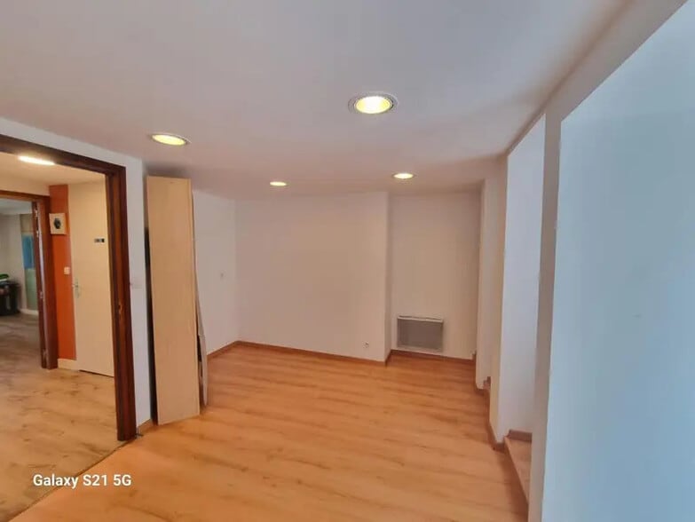 Retail in Nantes for sale - Interior Photo - Image 3 of 3